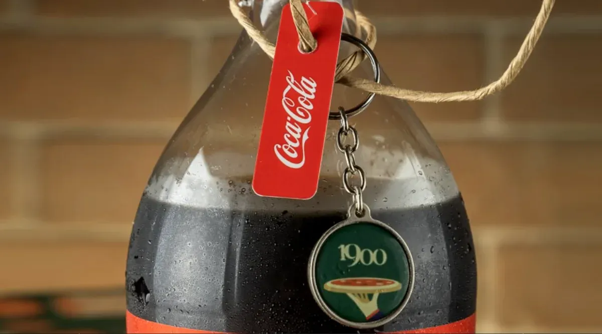 Brinde grátis: Compre e Ganhe 1900 Pizzeria: Chaveiros Colecionáveis da Coca-Cola no Combo