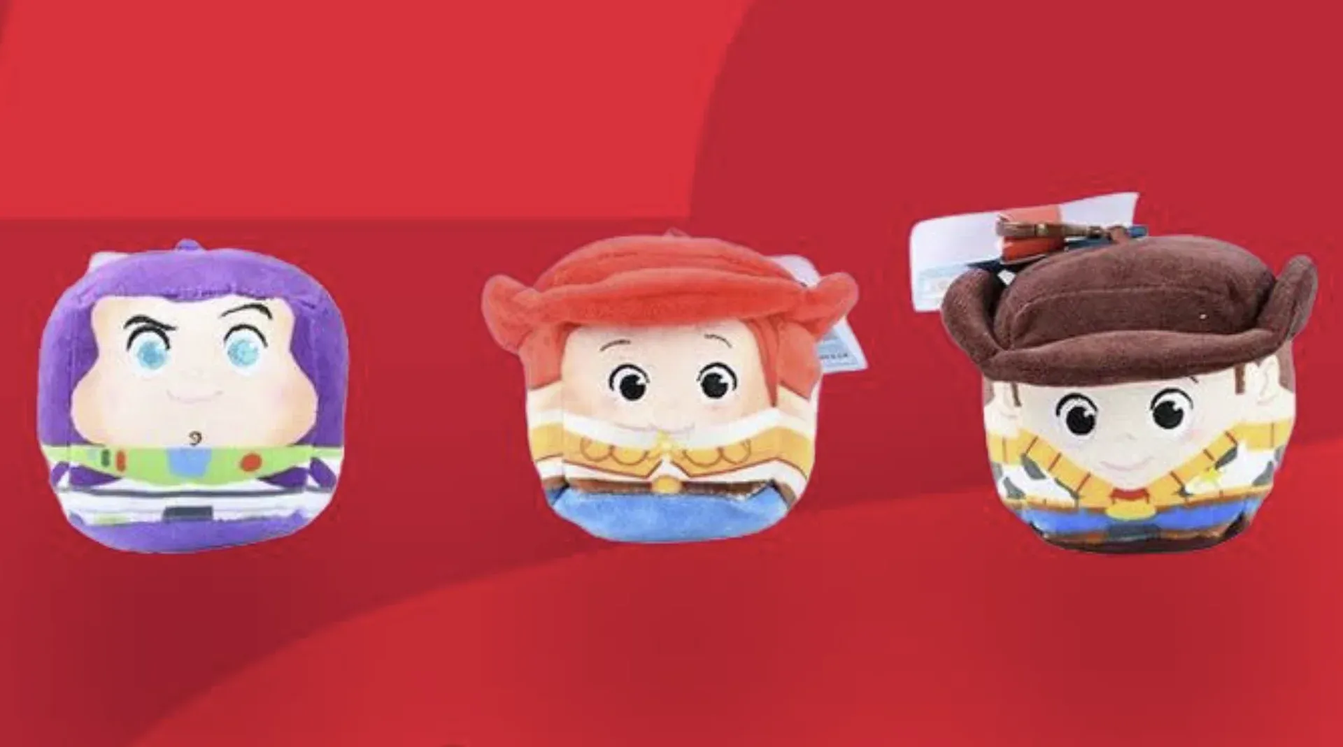 Pelúcias quadradas de Buzz Lightyear, Jessie e Woody, de Toy Story, na vitrine de Dia das Crianças da Americanas