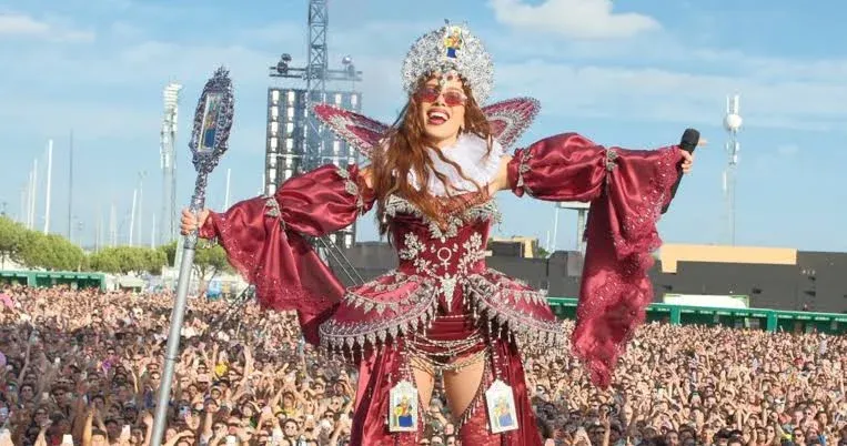 Anitta em apresentação da turnê Equilibrivm