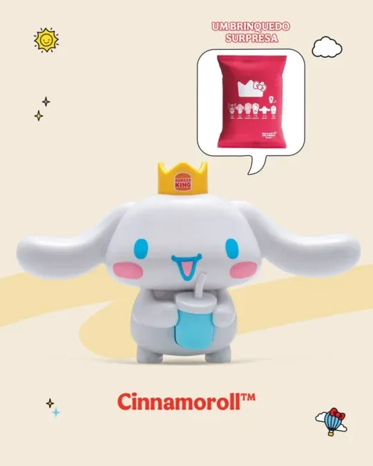Cinnamoroll segurando um copo, ao lado da embalagem surpresa