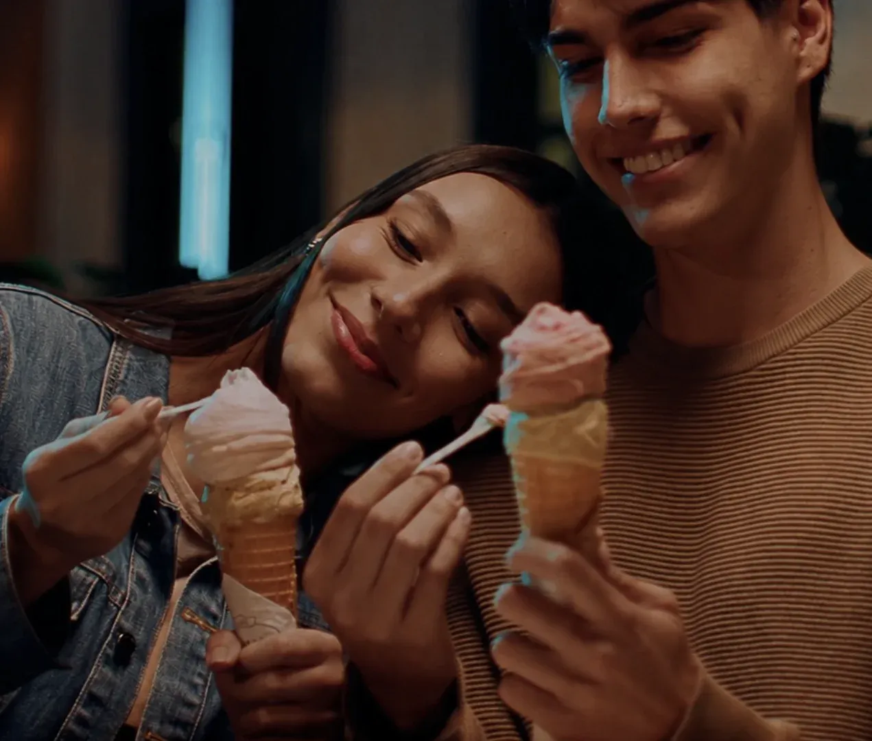 Casal sorrindo enquanto toma gelato em cascão