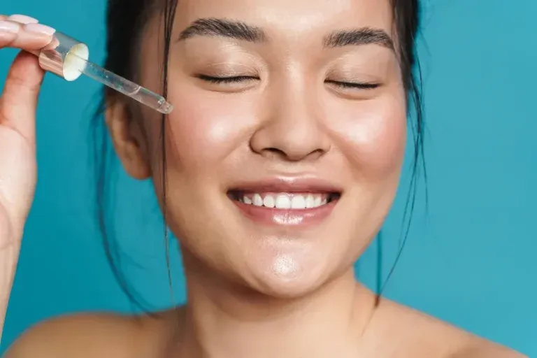 Mulher aplicando sérum facial no rosto