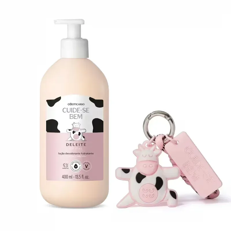 Frasco da loção Cuide-se Bem Deleite de 400 ml ao lado do chaveiro de silicone da vaquinha com tag rosa escrita Cuide-se Bem