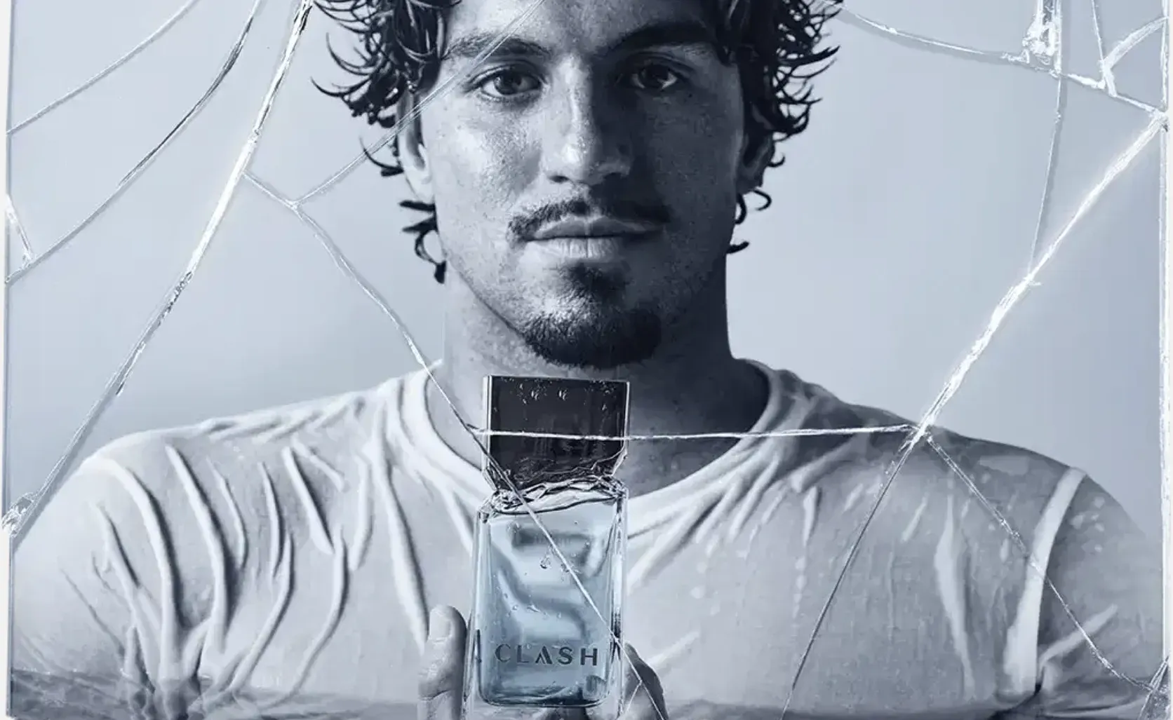 Peça de divulgação da linha Clash com modelo segurando o perfume