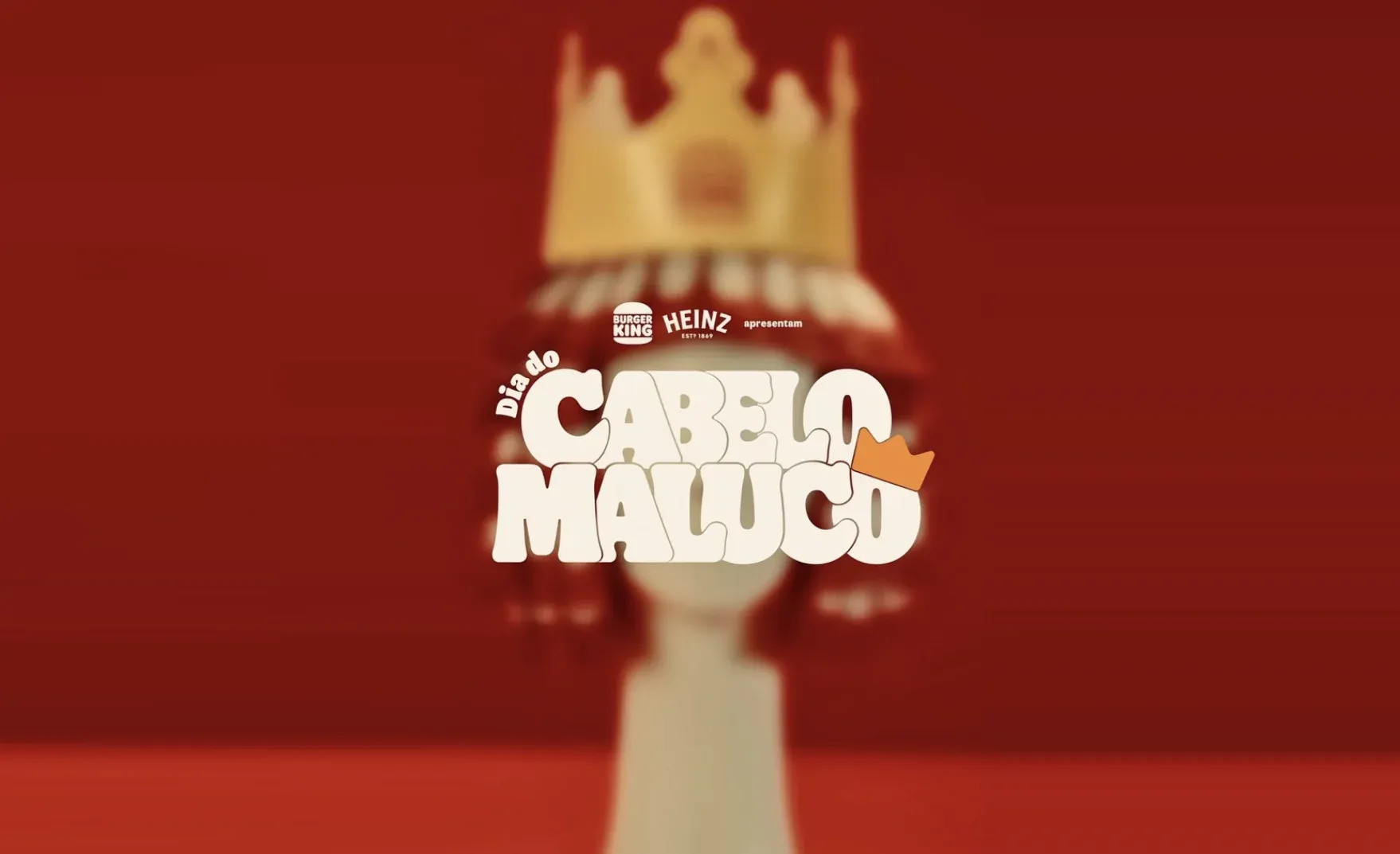 Manequim com coroa do Burger King atrás do letreiro Dia do Cabelo Maluco, com as marcas Burger King e Heinz