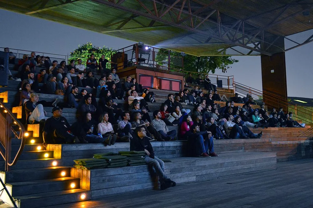 Plateia lotando a arquibancada numa sessão anterior do Cine na Praça