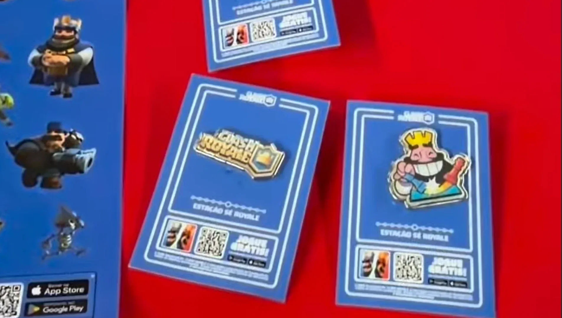 Cartelas temáticas da Estação Sé Royale com pins do logo do Clash Royale e do Rei Porco