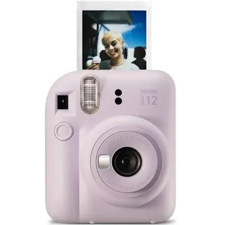 Câmera instantânea Fujifilm Instax Mini 12 na cor lilás com uma foto saindo pelo topo