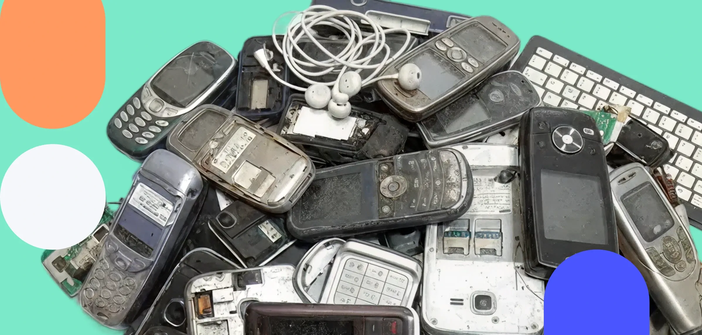Celulares antigos, fones, cabos e teclado reunidos na arte de descarte da Circulare