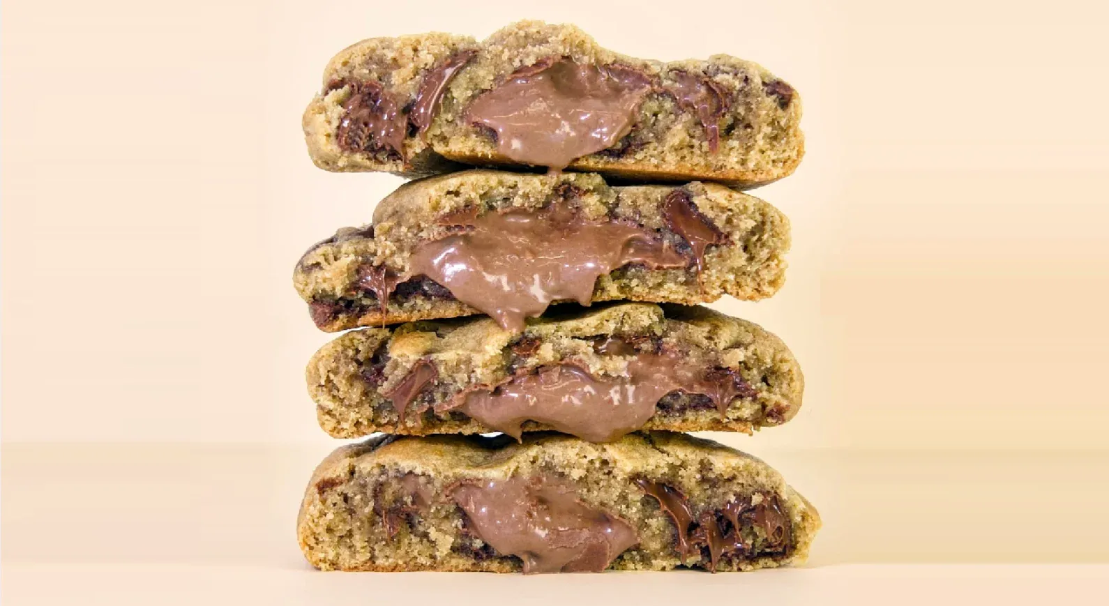 Quatro cookies recheados com chocolate cortados ao meio e empilhados