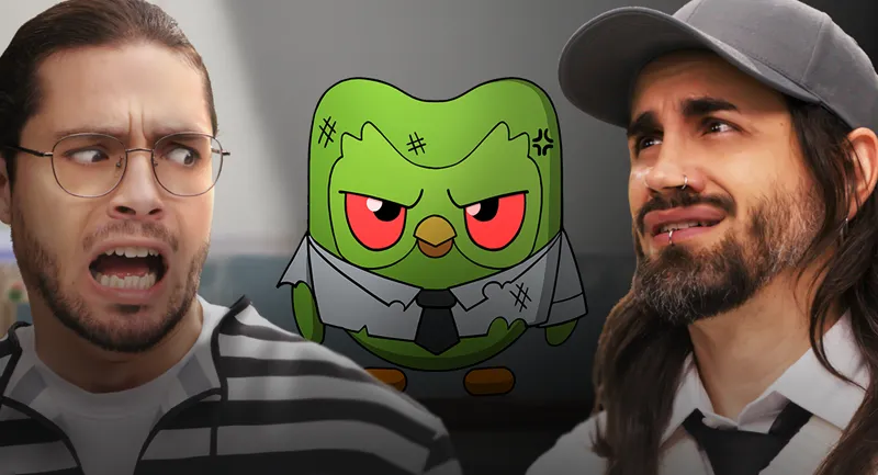 Duo, a coruja do Duolingo, de camisa social e gravata no meio de dois jogadores assustados na campanha do evento no Brawl Stars