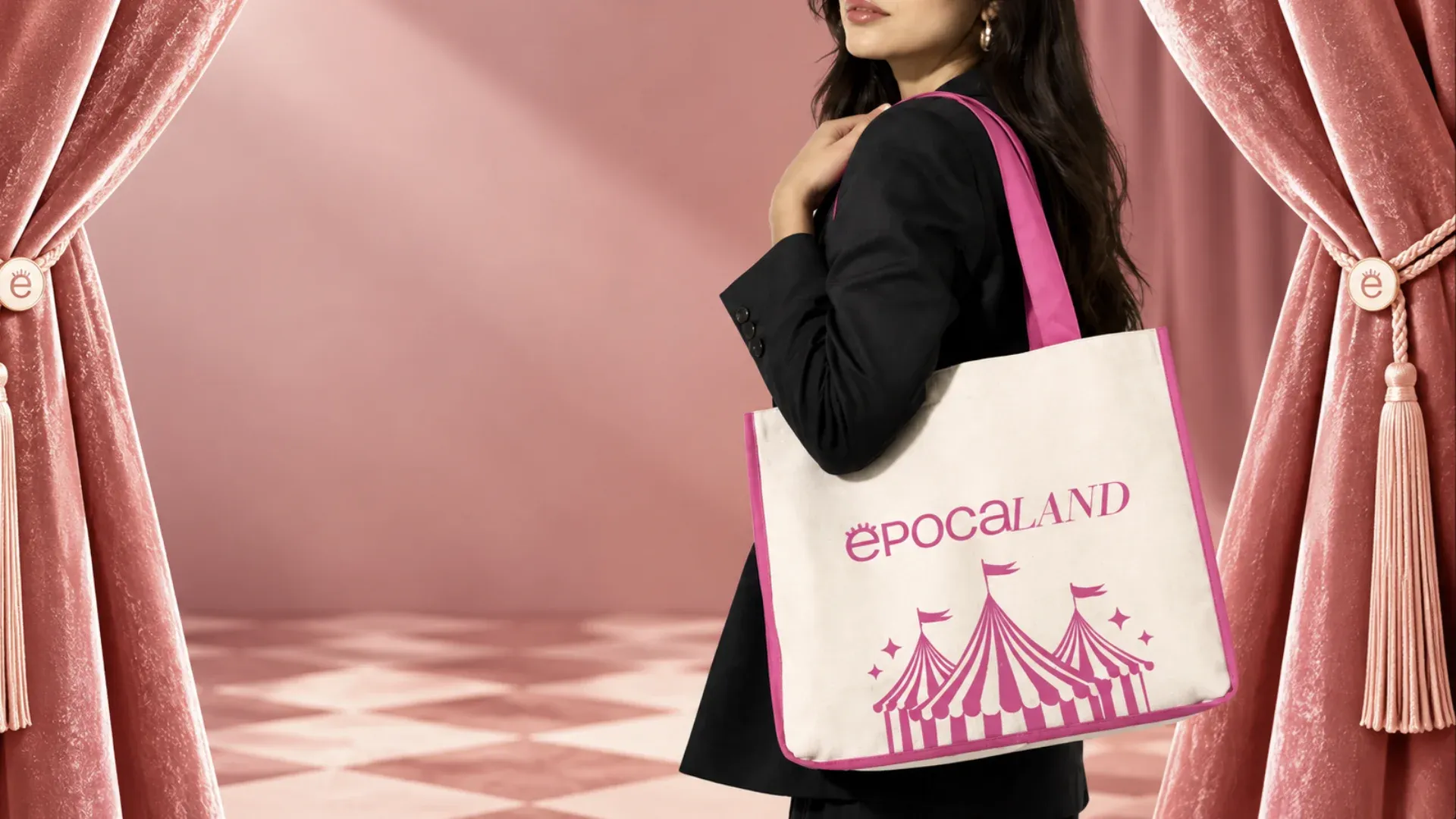 Visitante com a bolsa da ÉpocaLand no cenário rosa do evento