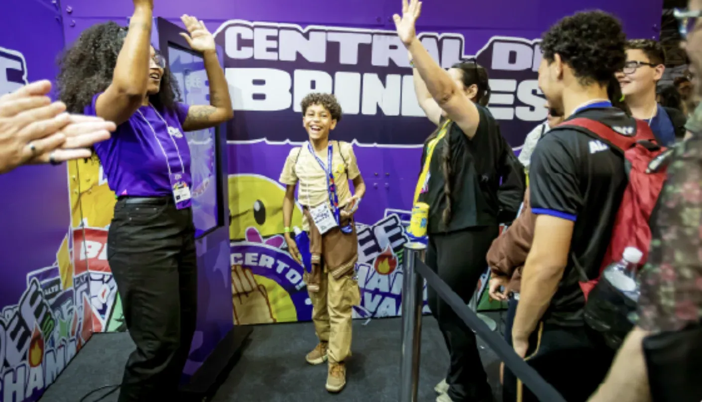 Jovens participam de ativação de marca com brindes durante a Expo CIEE