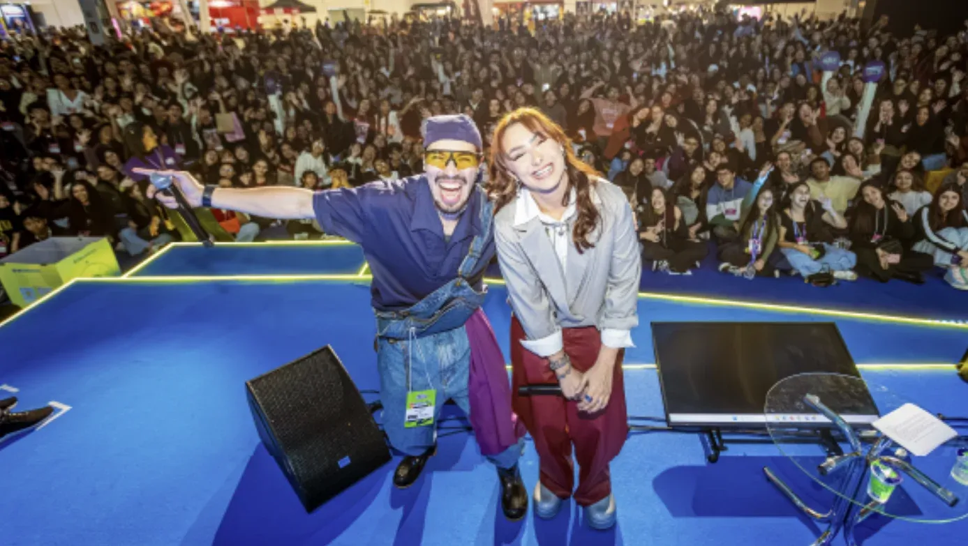 Público lotado assiste a apresentação no palco da Expo CIEE