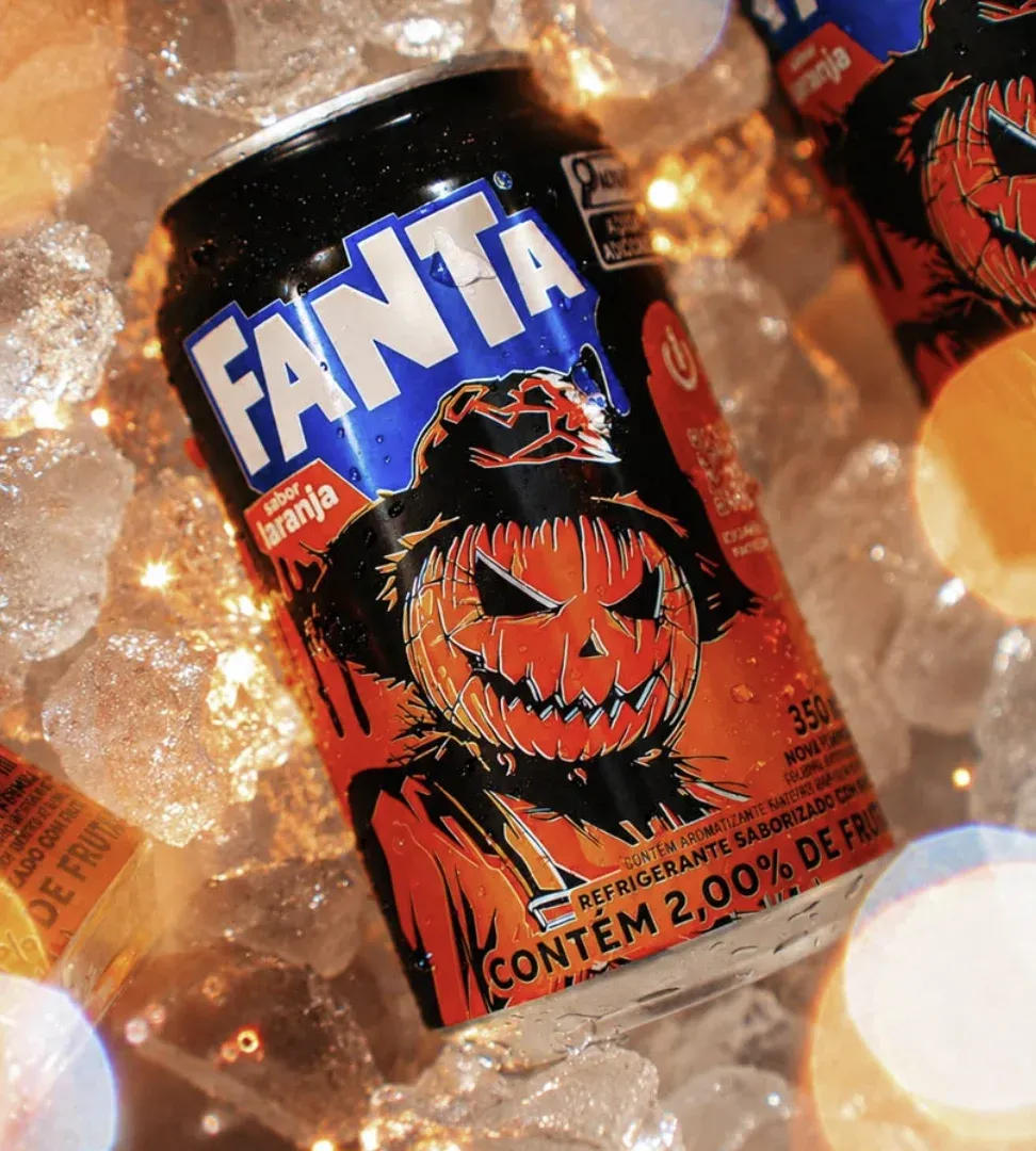Lata de Fanta Laranja da edição de Halloween com uma abóbora espantalho, sobre gelo