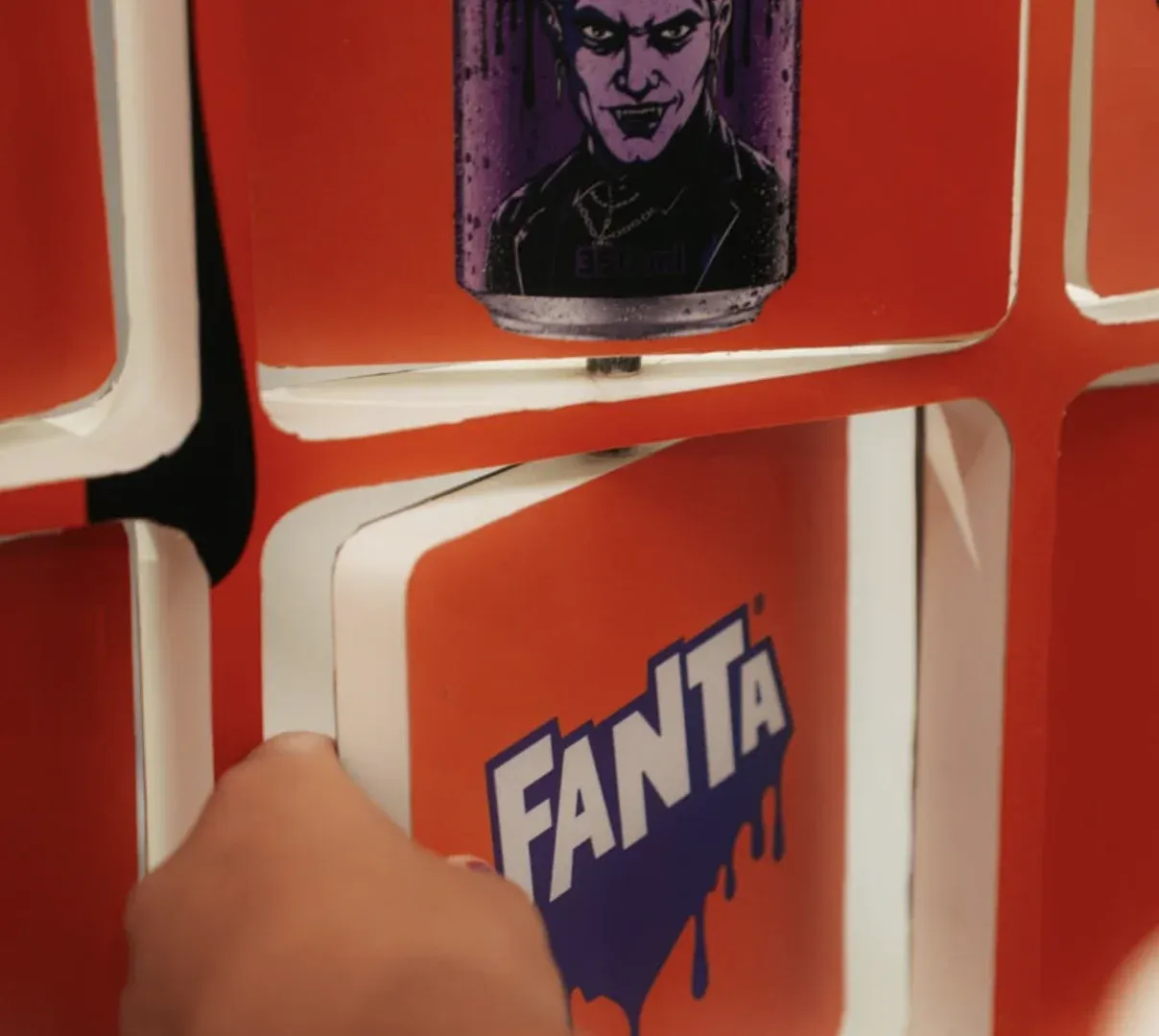 Cartas do jogo da memória da Fanta, uma virada mostrando a lata roxa de Halloween com um vampiro