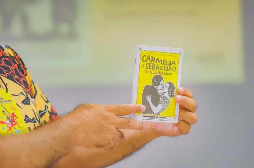 Folhetos e livros de cordel expostos em barraca da feira