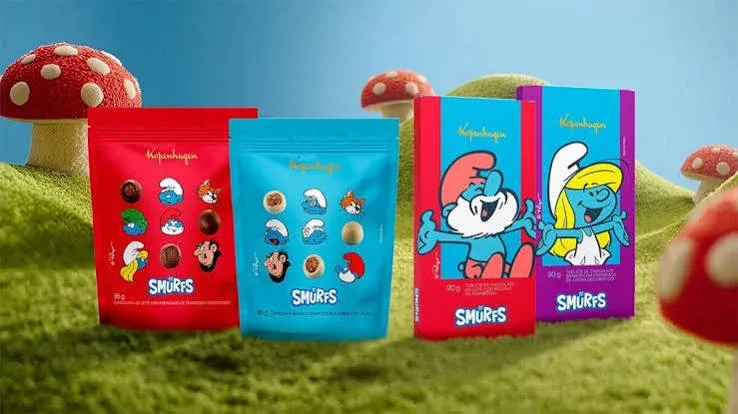 Pouches e tabletes da linha Kopenhagen x Smurfs com sabores de framboesa, amora e flocos de arroz