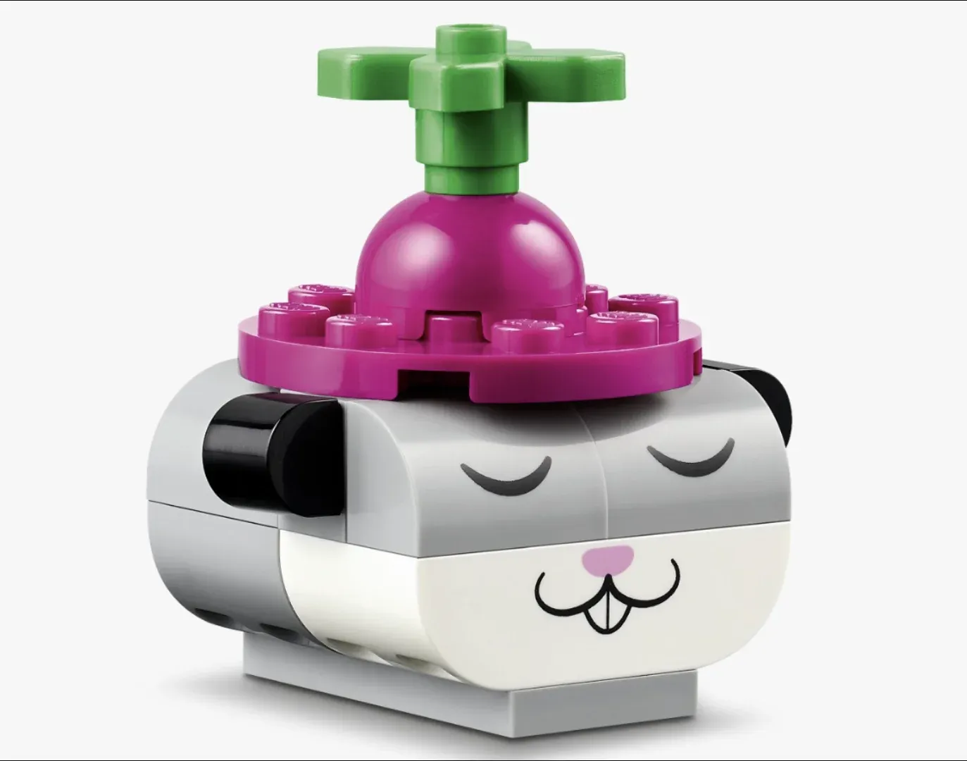 Rato cinza de peças LEGO com um chapéu magenta de hélice verde em cima da cabeça