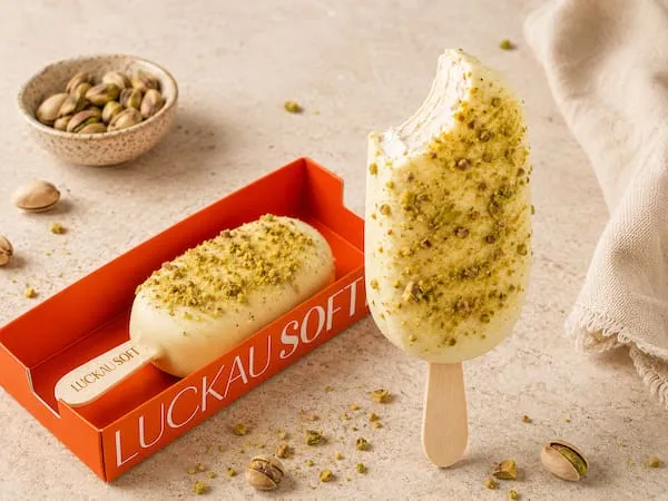 Picolé de pistache da Luckau Soft com cobertura de chocolate branco e pedaços de pistache