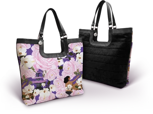 Bolsa G da promoção LUX, tote grande com estampa de rosas e gardênias em fundo roxo e verso preto matelassê
