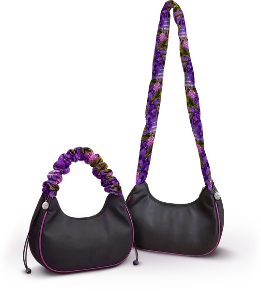 Bolsa M da promoção LUX em tecido preto com friso roxo e alça franzida estampada com flores lilás