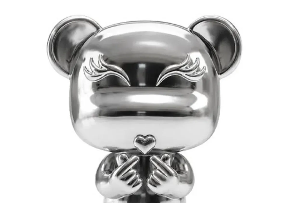 Mboomie, mascote cromado da MBOOM, em close