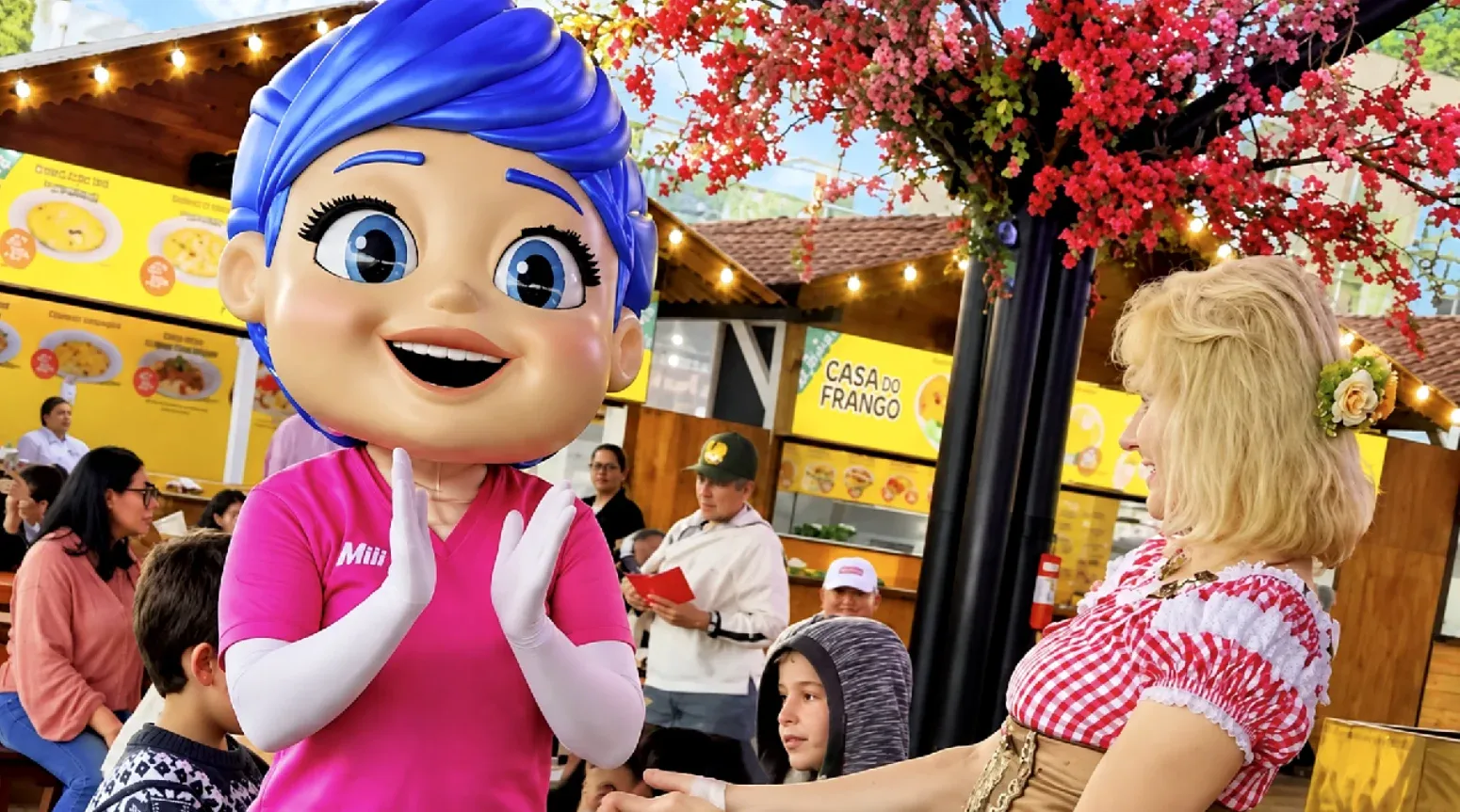 Brinde grátis: Promoção Mili na Oktoberfest Blumenau: Brindes, Fraldário e Mascote Emili