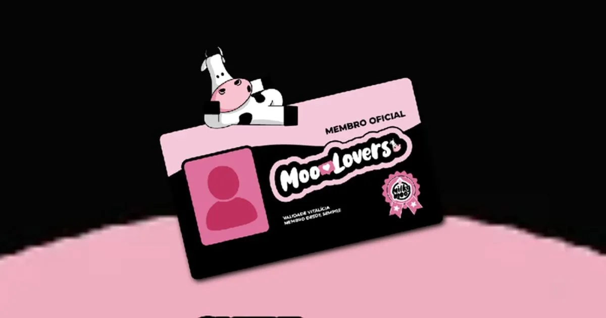 Arte oficial do cartão de membro MooLovers, preto e rosa, com a vaquinha mascote deitada sobre a borda