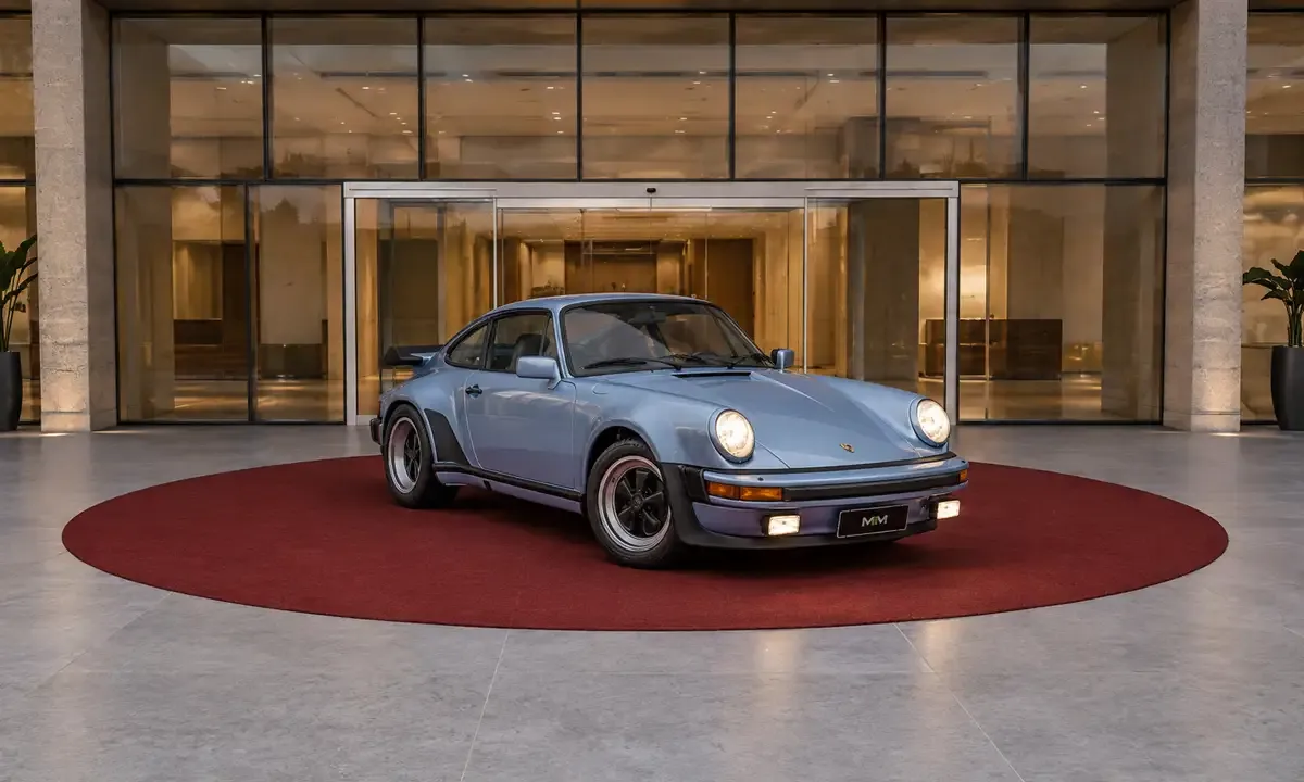 Porsche 911 azul-claro em exposição sobre tapete vermelho na entrada do MorumbiShopping