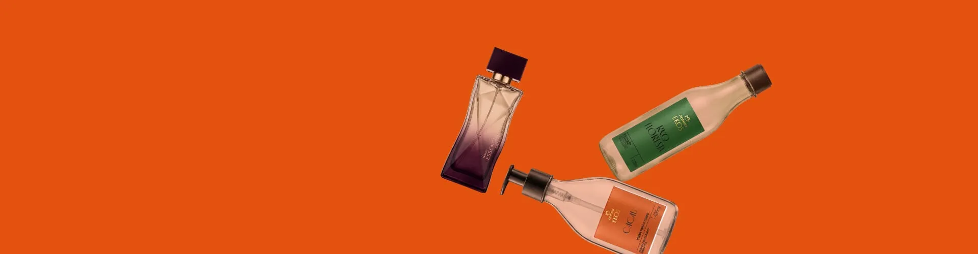 Frascos de perfume Essencial Exclusivo, hidratante Ekos Cacau e óleo Ekos Ryo Floresta na divulgação oficial da reciclagem