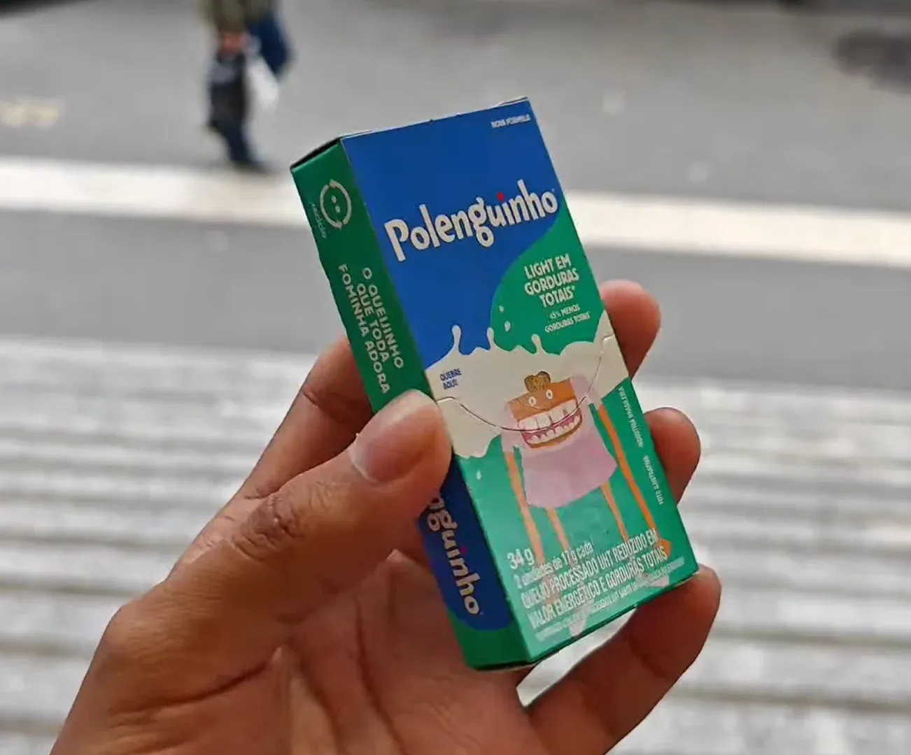 Máquina gigante da Polenguinho instalada na calçada da Avenida Paulista, em São Paulo