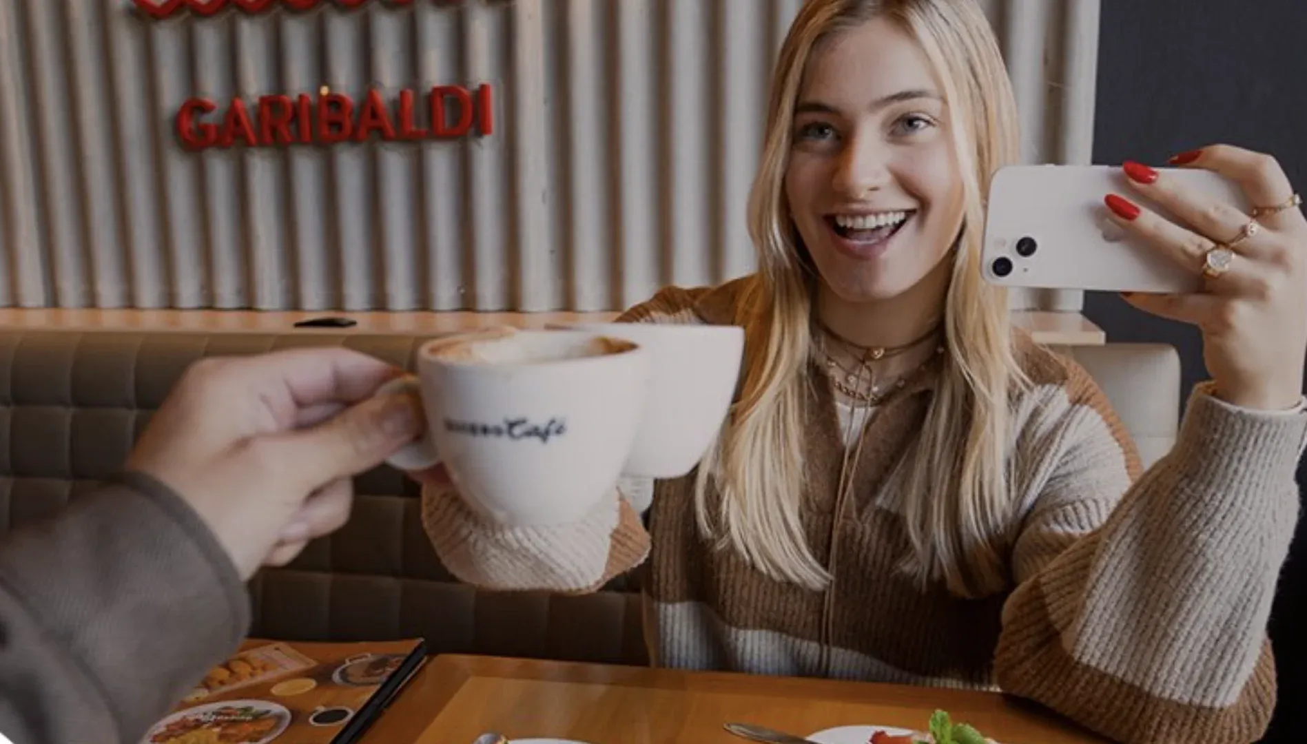 Dois amigos tomando café juntos
