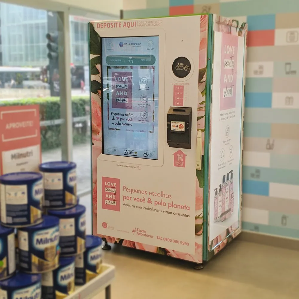 Retorna Machine da Triciclo instalada em um estabelecimento parceiro, com o painel de descarte de embalagens