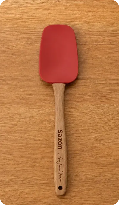 Espátula de silicone vermelha com cabo de bambu gravado Sazón e assinatura da Ana Maria Braga