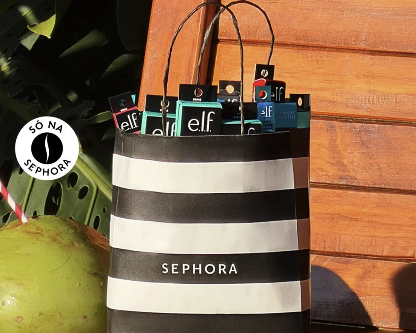 Sacola listrada da Sephora cheia de produtos da e.l.f. Cosmetics com selo Só na Sephora
