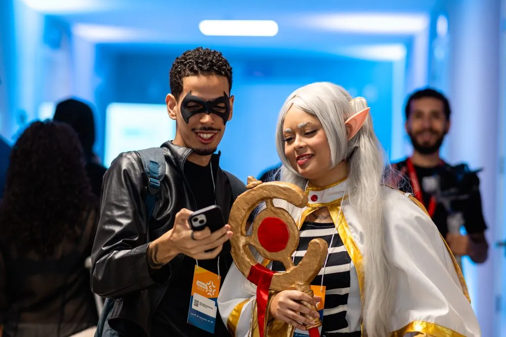 Arena de games em edição do Sesc Geek com público jogando