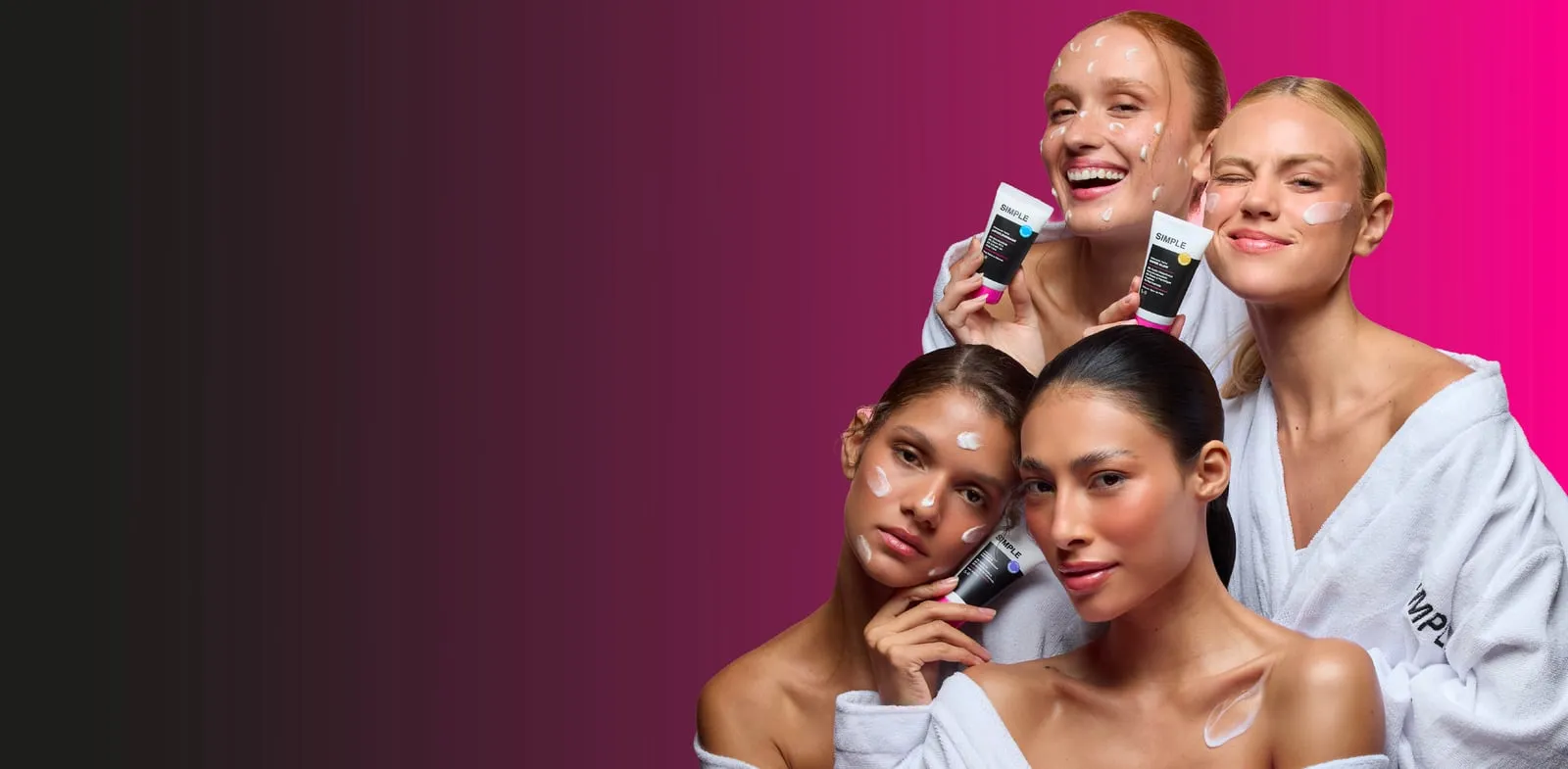 Quatro modelos da campanha Simple Organic de roupão branco segurando bisnagas de skincare