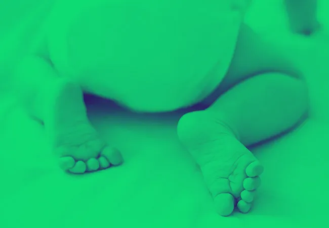 Pés de bebê de fralda deitado sobre lençol, arte da campanha no Home Tester Club