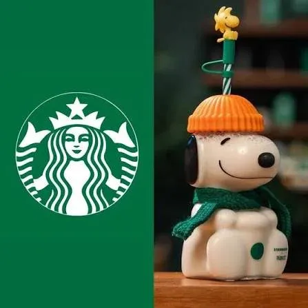 Copo do Snoopy com gorro de abóbora ao lado do logotipo do Starbucks