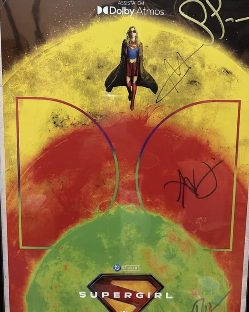 Pôster autografado de Supergirl sorteado pelo perfil Mundos da DC