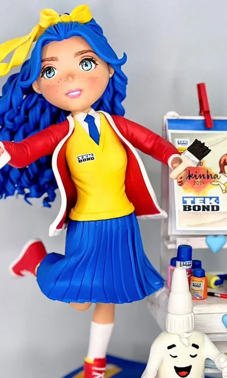 Tekinha de cabelo azul com jaqueta vermelha, ao lado de uma bancada em miniatura com colas Tekbond