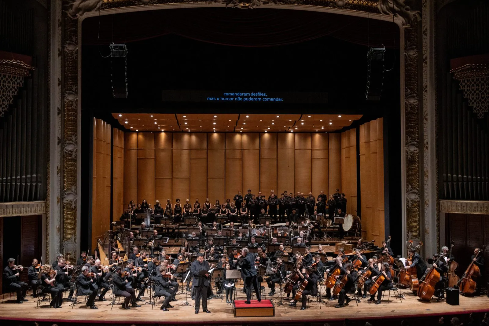 Orquestra Sinfônica Municipal de São Paulo reunida no palco da Sala de Espetáculos
