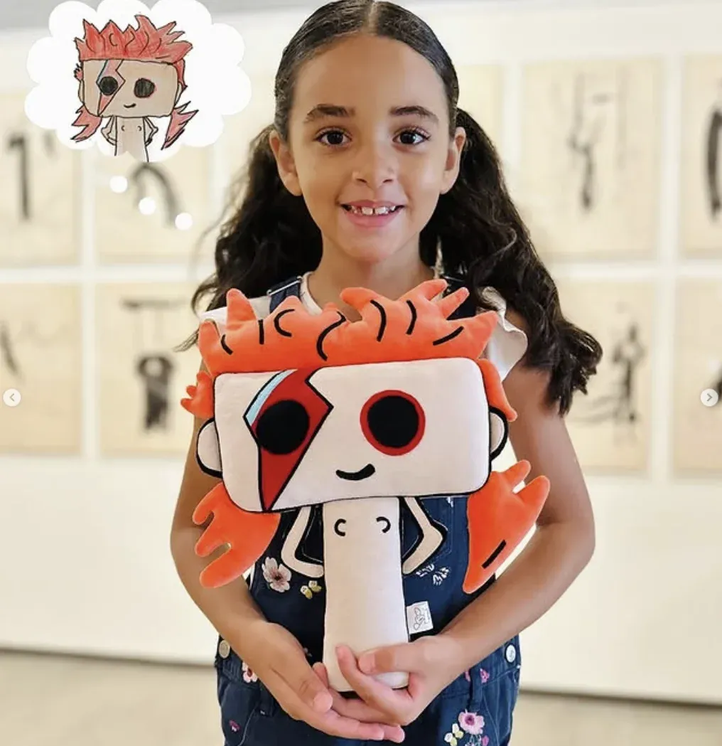 Pelúcias criadas a partir de desenhos de crianças na oficina TinTinTins