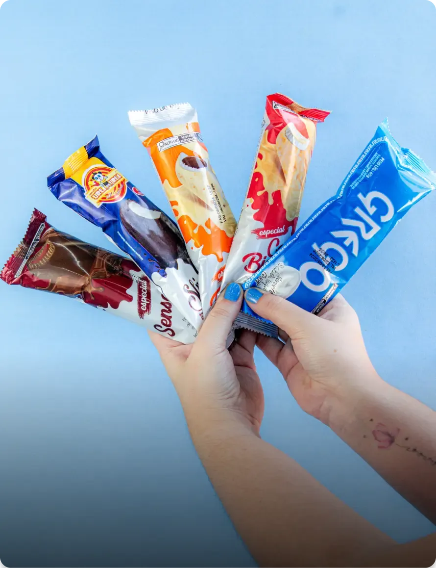 Picolés especiais da Urla, com casquinha de chocolate e sabores como Bicho de Pé e Greco