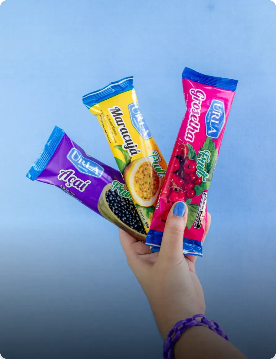 Picolés Urla da linha Fruit nos sabores açaí, maracujá e groselha