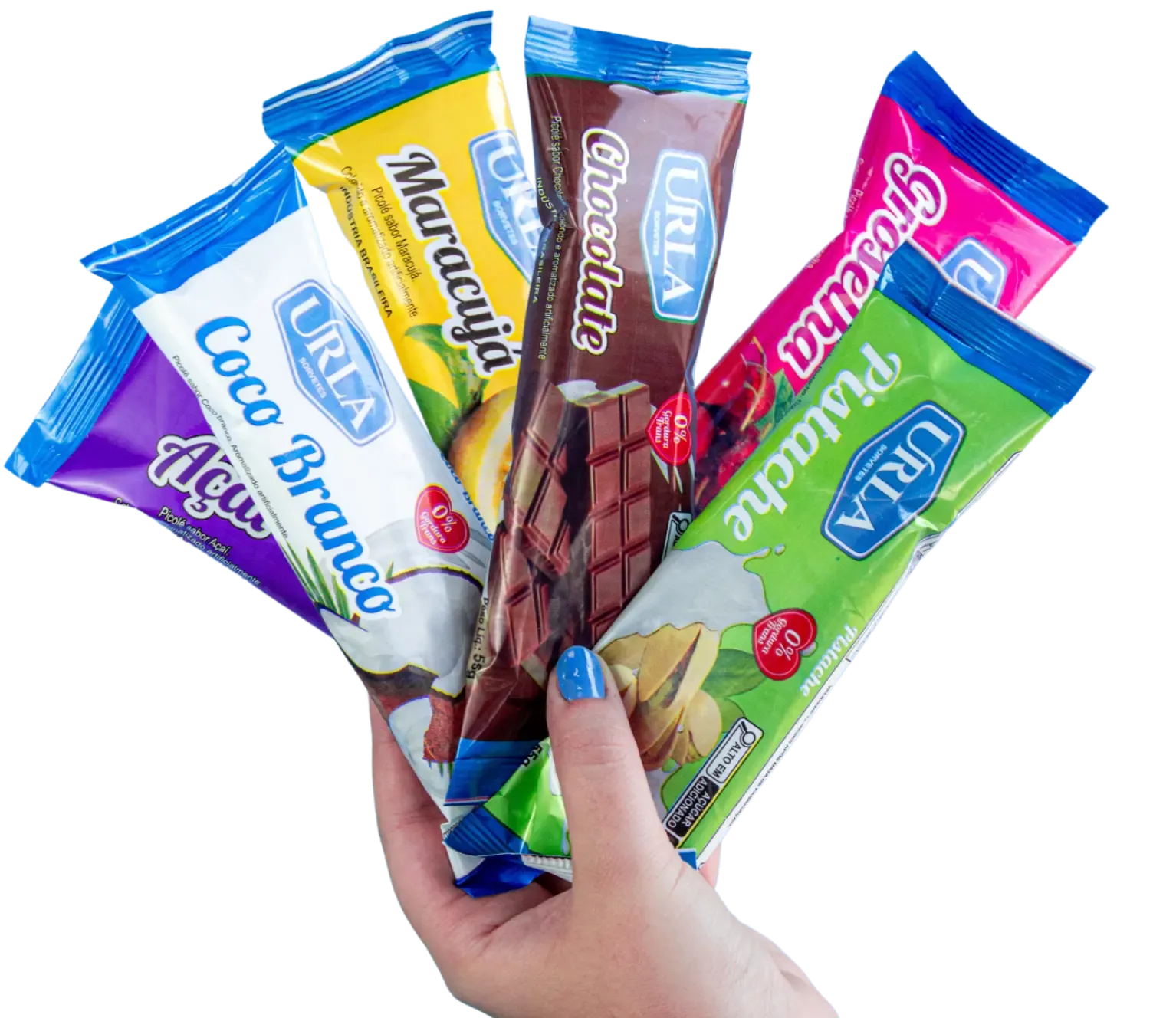 Mão segurando cinco picolés Urla nos sabores açaí, coco branco, maracujá, chocolate e pistache