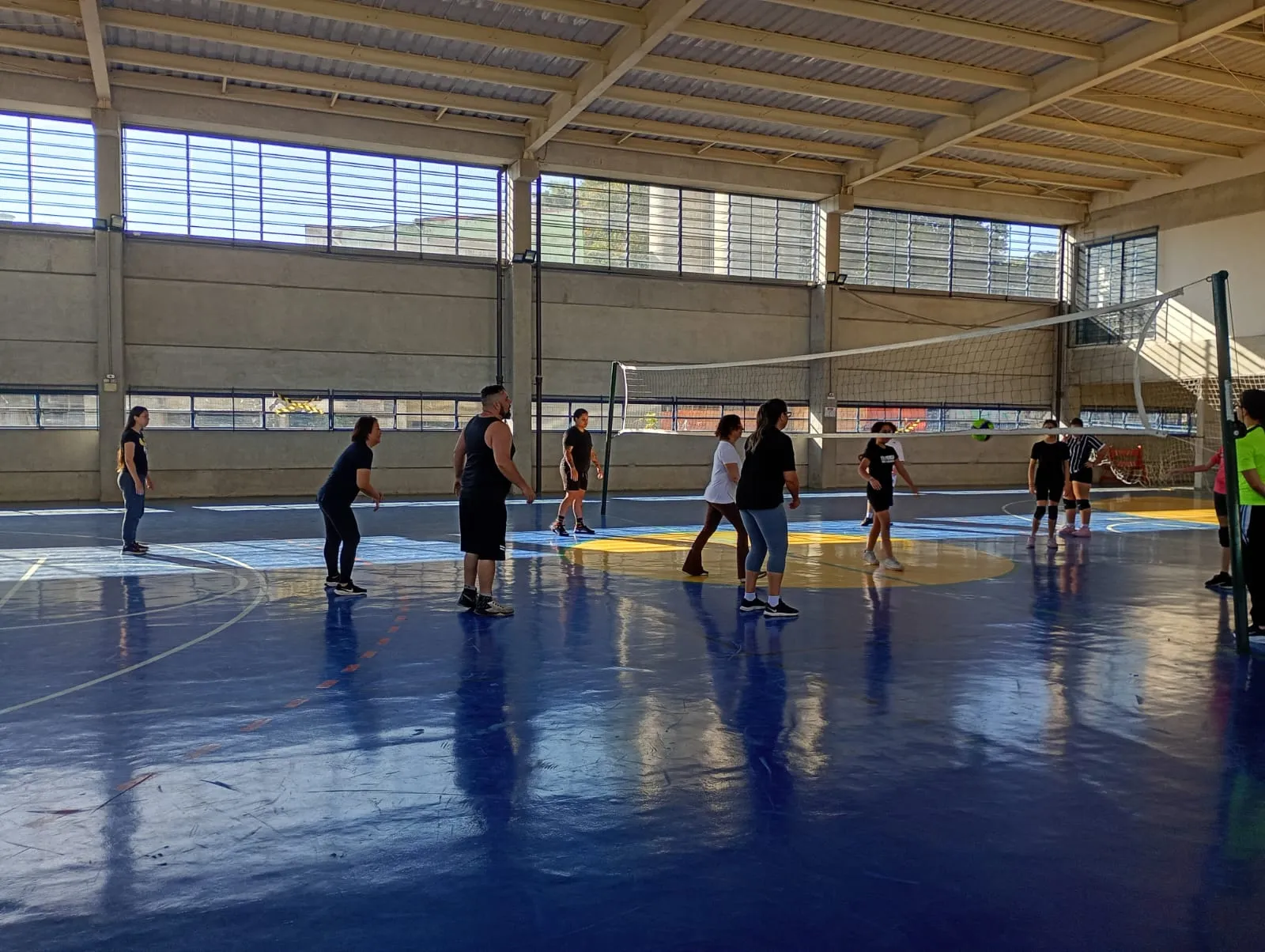 Partida de vôlei em quadra durante atividade esportiva gratuita da rede municipal de São Paulo